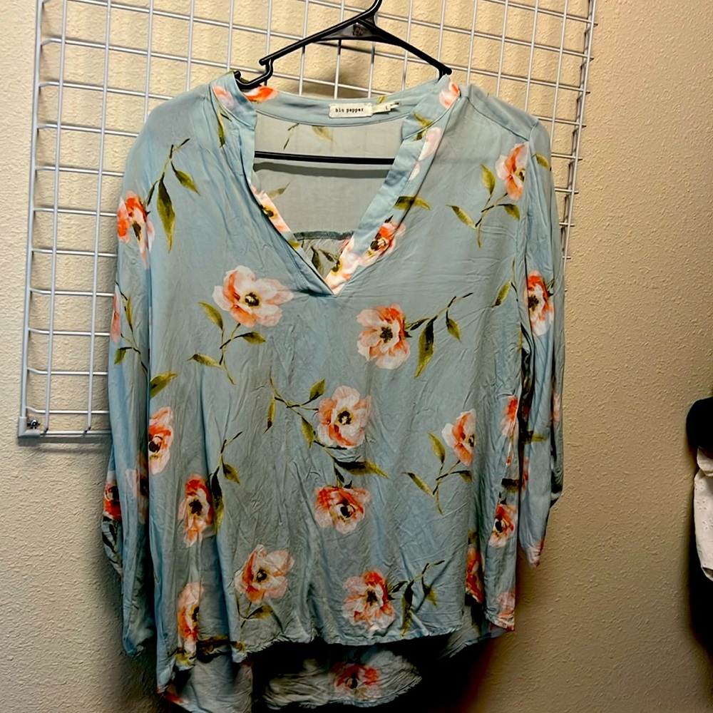 Beautiful flowy long sleeve shirt.